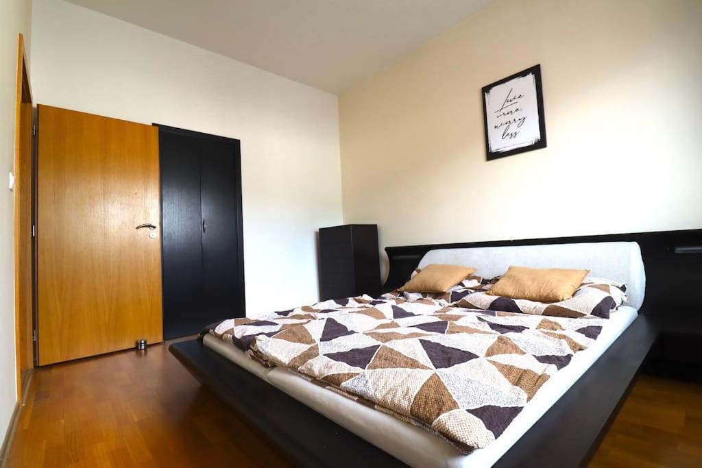 Moderny Apartman S Krbom Жилина Екстериор снимка